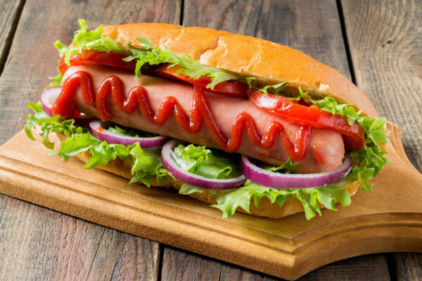 50 Riesencurrywurst mit Brot und Salat